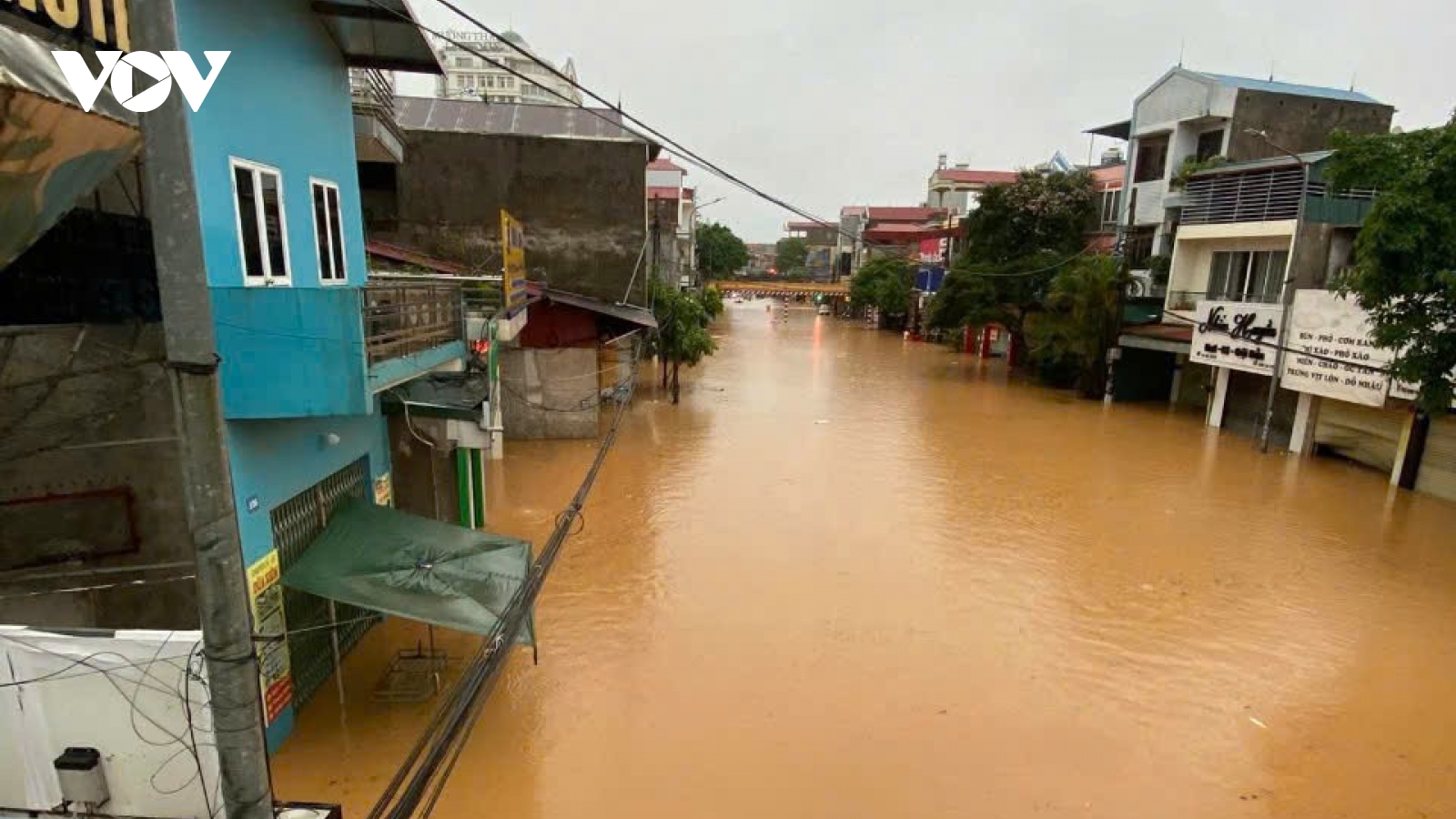Mưa lớn khiến nhiều tuyến đường ở Lạng Sơn ngập trong biển nước