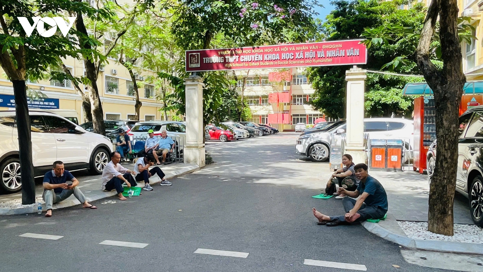 Phụ huynh "lót dép" ngồi chờ con thi vào lớp 10 chuyên giữa trưa nắng nóng