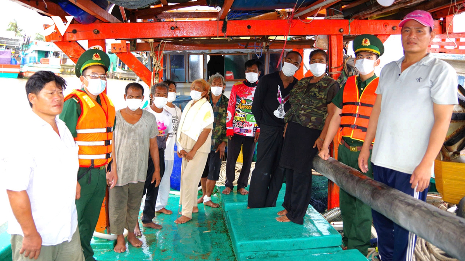 Biên phòng Cà Mau hỗ trợ, cứu vớt 8 người nước ngoài trên biển