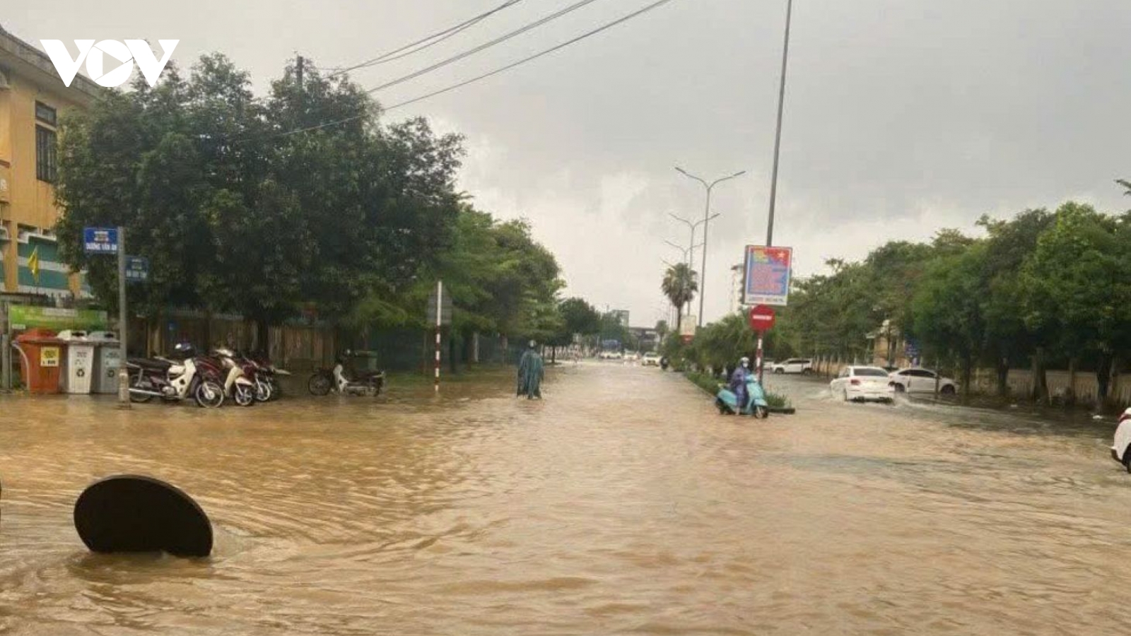 Mưa lớn gây ngập cục bộ nhiều tuyến đường ở Huế