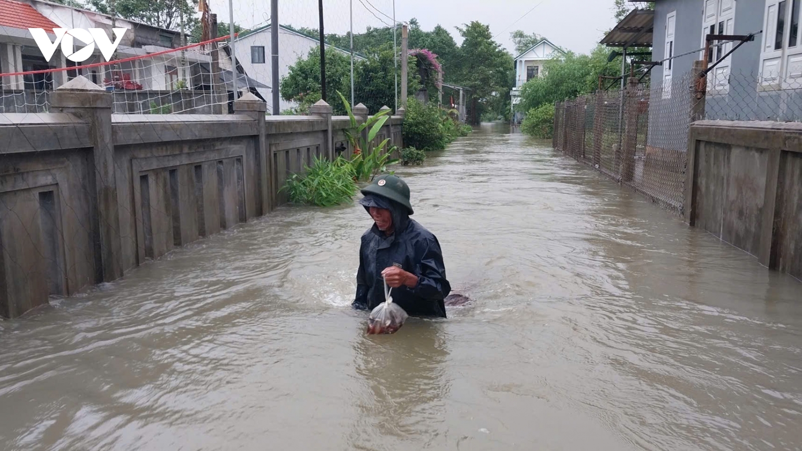 Mưa lớn kết hợp thủy điện điền tiết, nhiều khu vực thành phố Huế bị ngập nặng