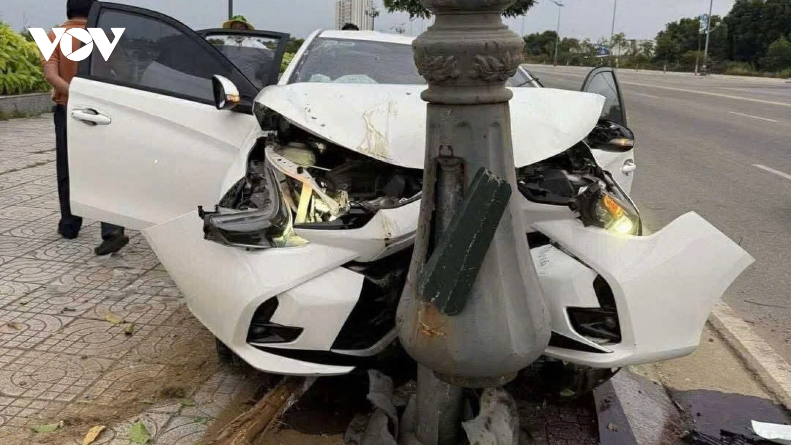 Ô tô bất ngờ lao lên vỉa hè đâm vào trụ đèn, 3 người trong xe bật cửa kêu cứu