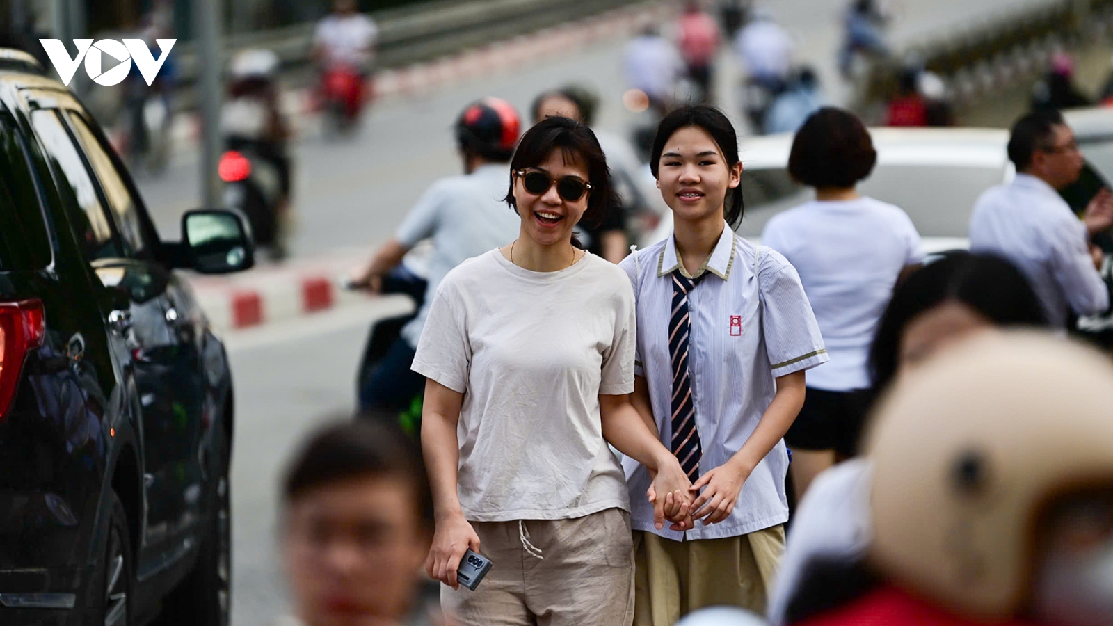 Thí sinh thở phào nhẹ nhõm khi hoàn thành xong môn Ngoại ngữ lớp 10