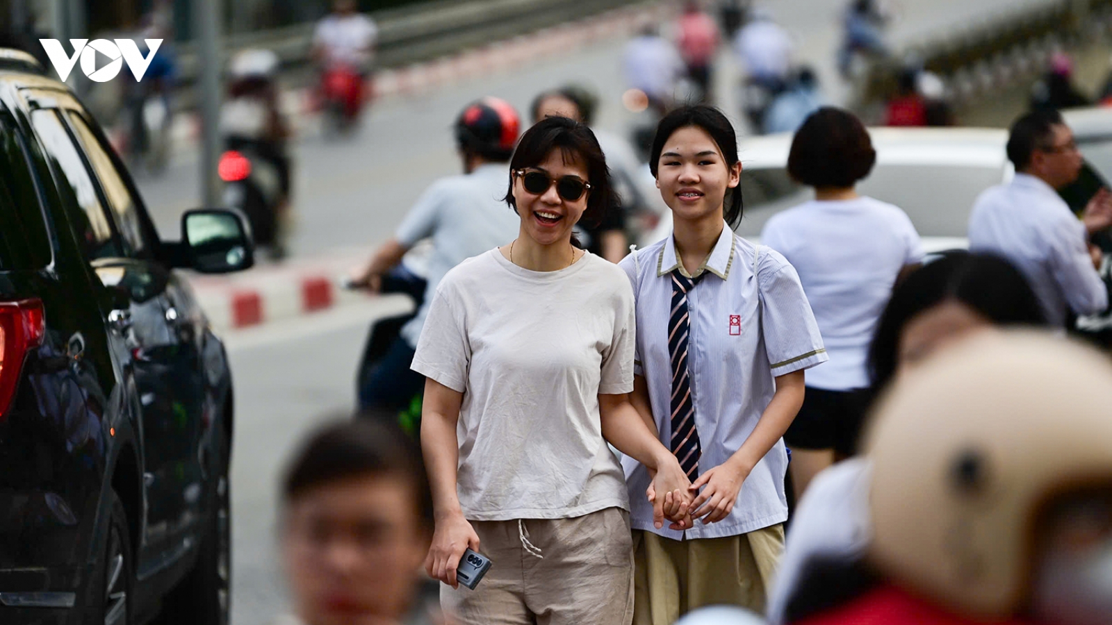 Thí sinh thở phào nhẹ nhõm khi hoàn thành xong môn Ngoại ngữ lớp 10