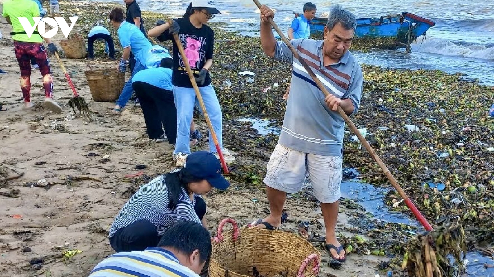 Hàng ngàn người dân Vũng Tàu ra quân làm sạch bãi biển trước ngày lập phường mới
