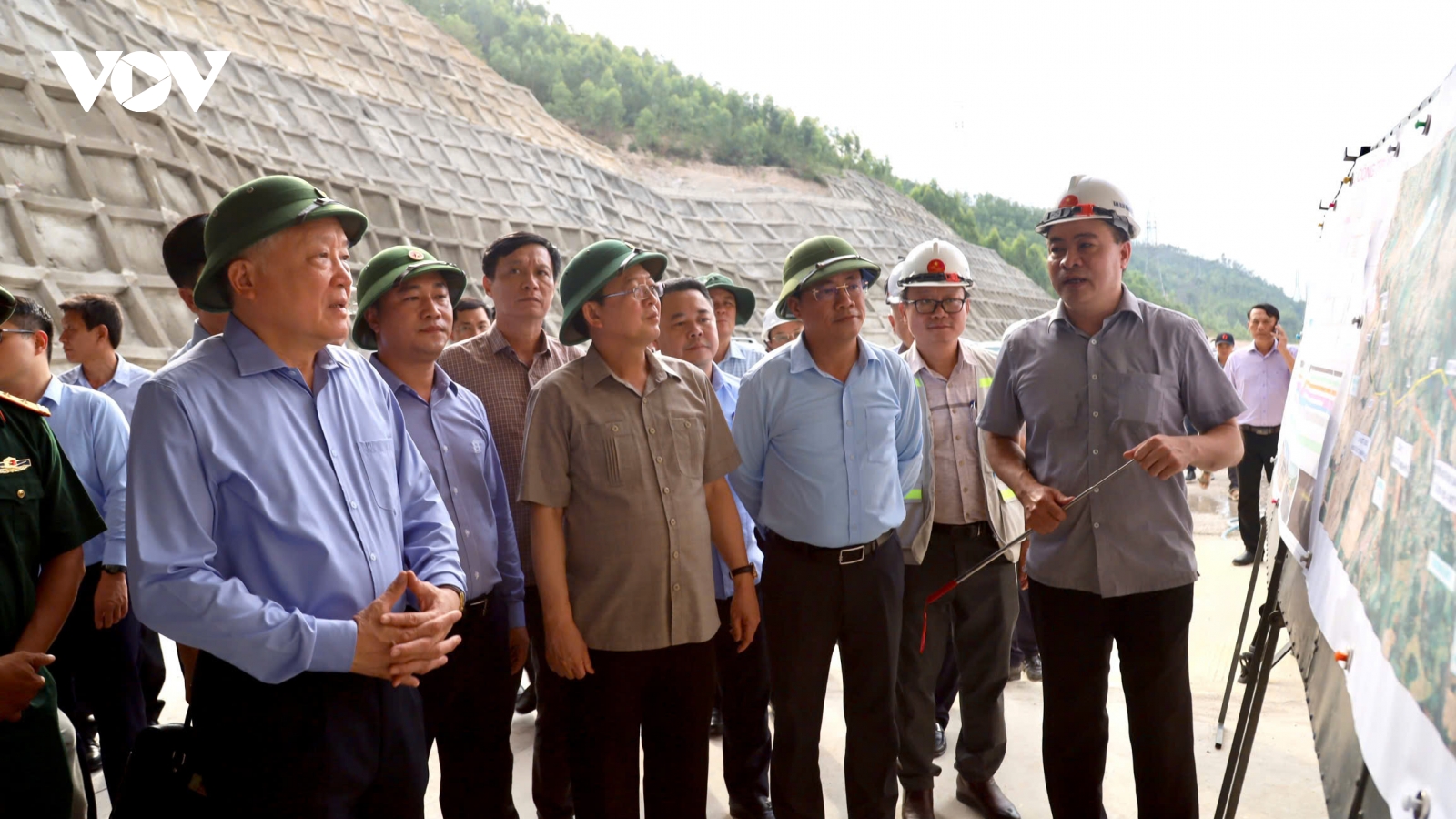 Phó Thủ tướng Nguyễn Hòa Bình yêu cầu nhà thầu kiểm soát kỹ chất lượng công trình