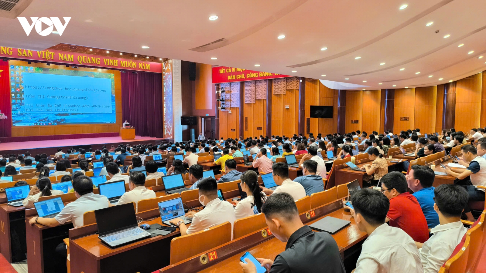 Nâng cao năng lực giải quyết thủ tục hành chính khi thực hiện chính quyền 2 cấp