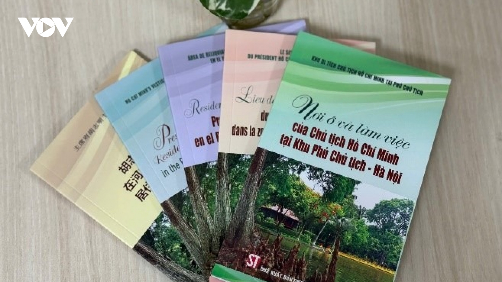Sách "Nơi ở và làm việc của Chủ tịch Hồ Chí Minh tại Khu Phủ Chủ tịch - Hà Nội"