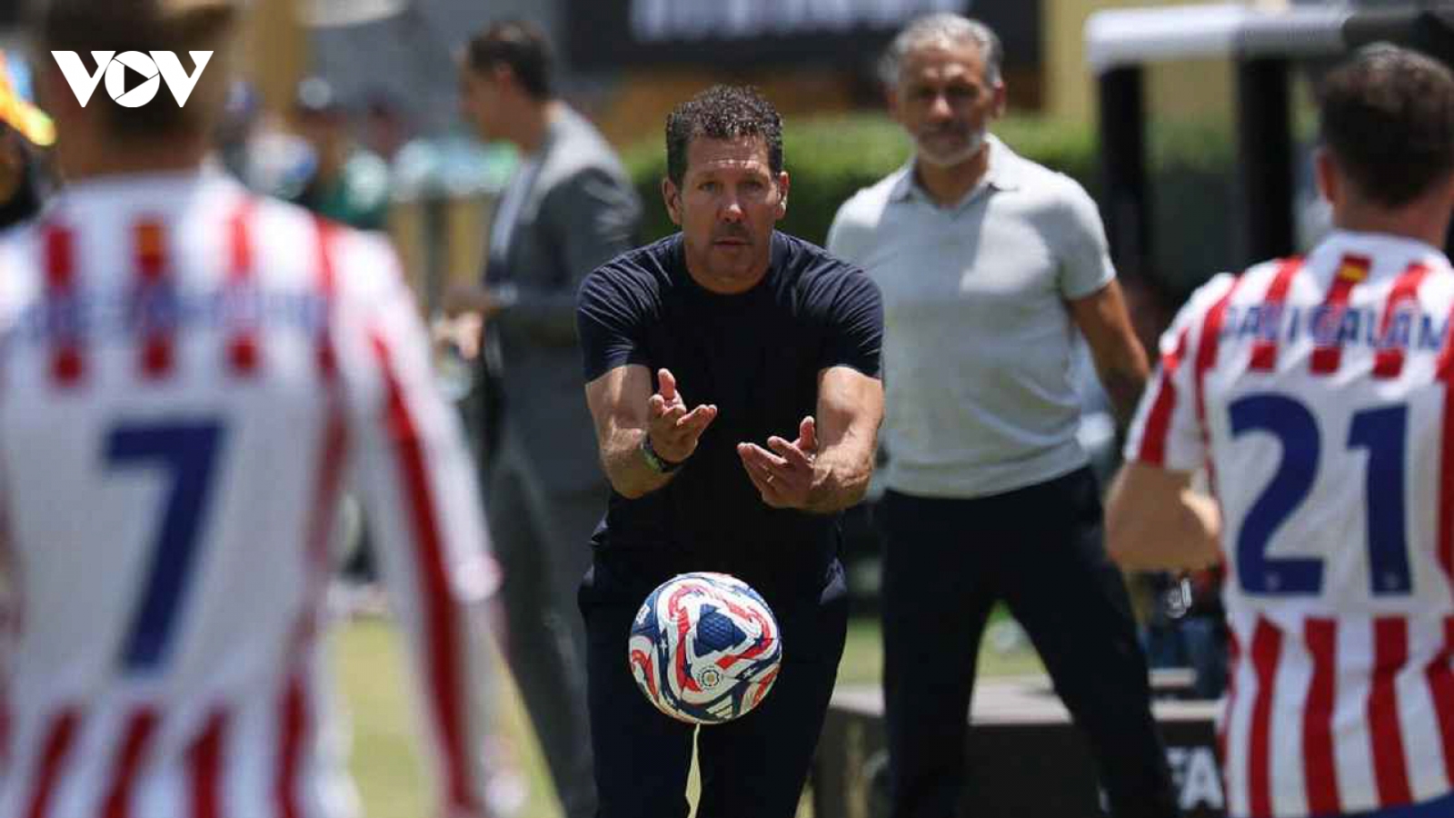 Atletico Madrid thắng 2 trận vẫn bị loại, HLV Simeone đổ lỗi cho trọng tài