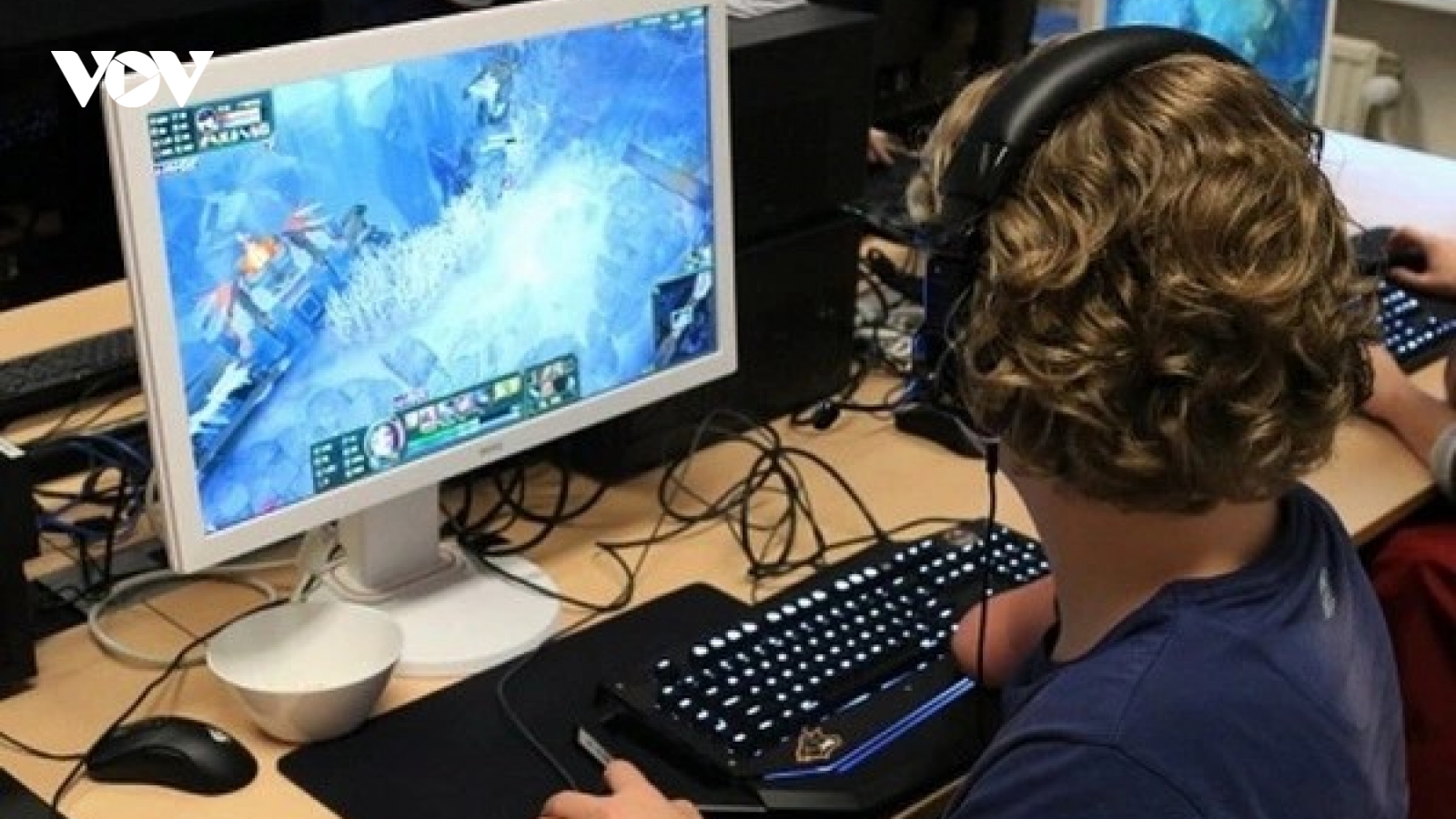 Bất lực với con trai 20 tuổi vẫn mê game, hút thuốc mà không chịu học hành