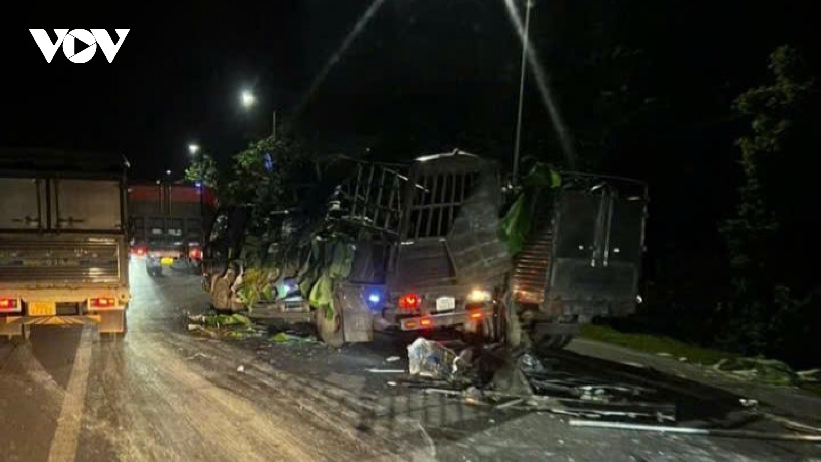 Xe tải vượt lấn làn gây ra vụ tai nạn liên tiếp giữa 5 xe tải﻿ ở Đồng Nai