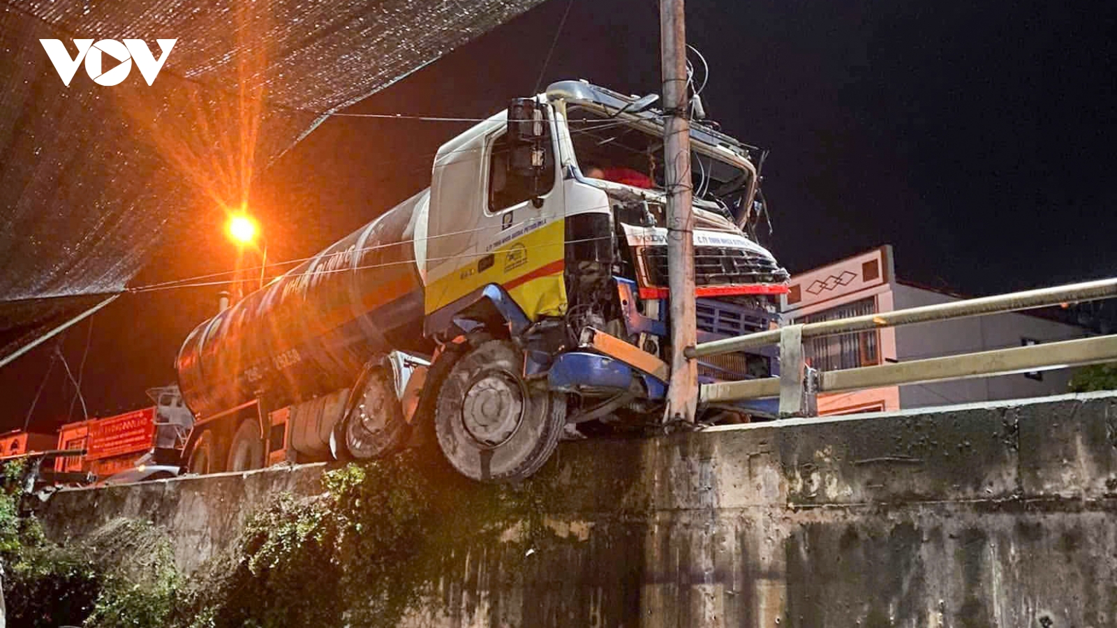 Va chạm 2 xe bồn ở Bắc Ninh, giao thông trên Quốc lộ 18 ùn tắc cục bộ