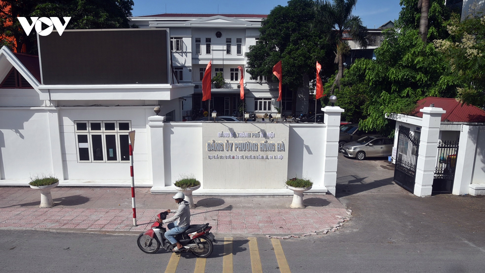 Trụ sở các phường Hà Nội lắp biển tên mới chờ vận hành chính quyền 2 cấp