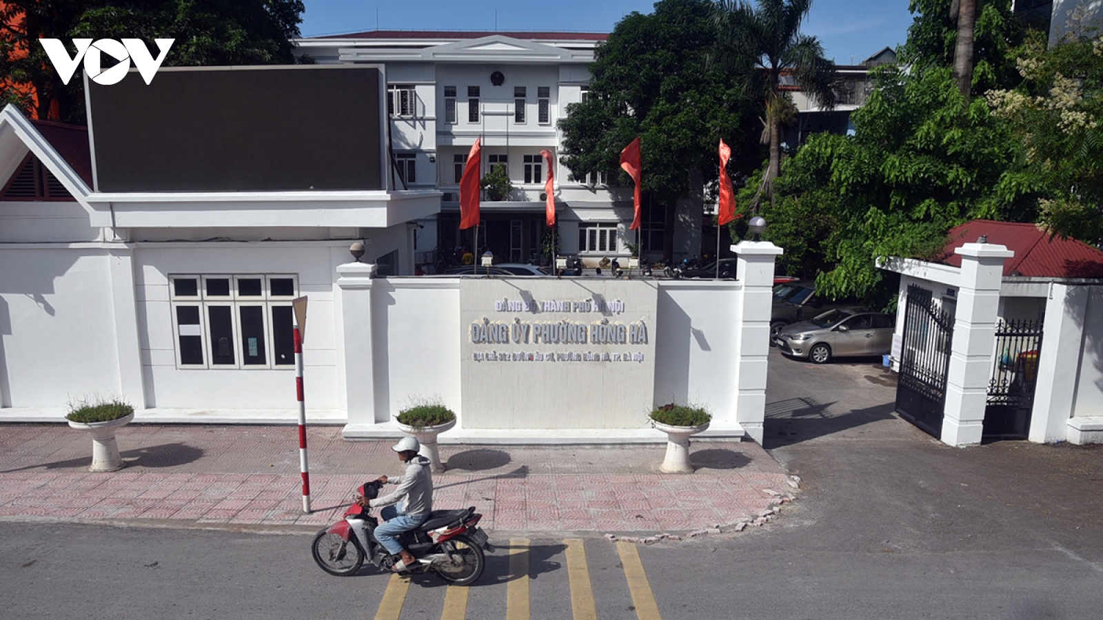 Trụ sở các phường Hà Nội lắp biển tên mới chờ vận hành chính quyền 2 cấp