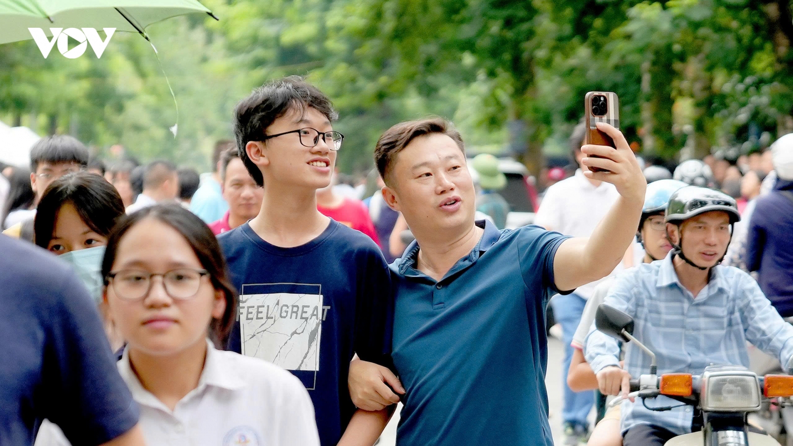 Hơn 100.000 thí sinh Hà Nội hoàn thành môn thi Ngữ Văn
