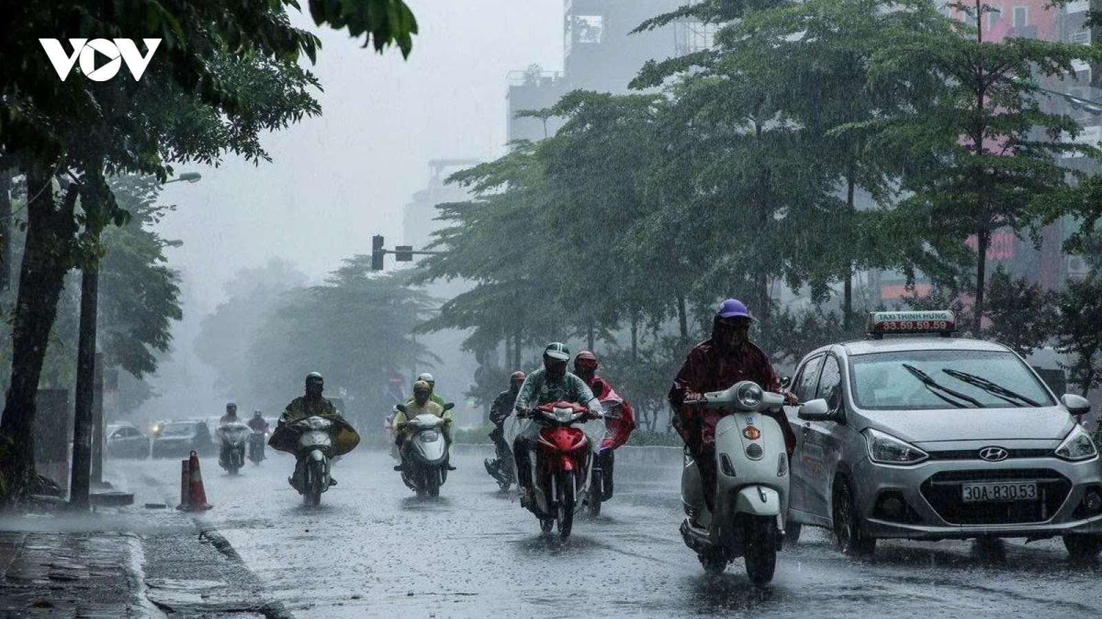 Thời tiết hôm nay 9/6: Bắc Bộ có mưa dông, Trung Bộ nắng nóng