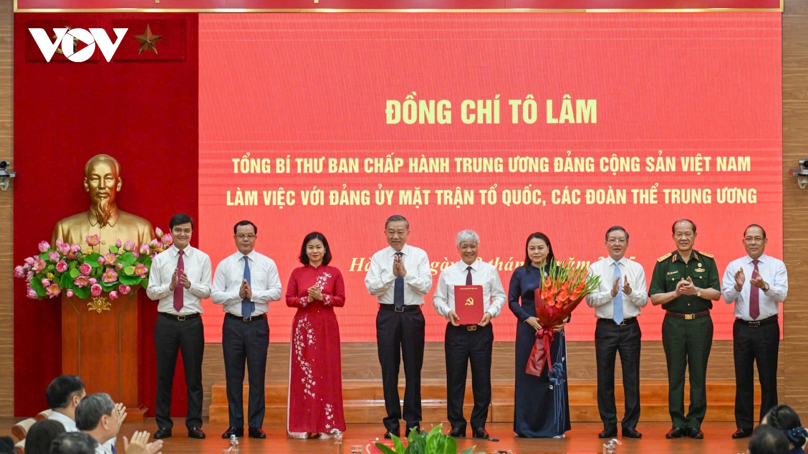 Tổng Bí thư trao quyết định chức năng, tổ chức bộ máy cơ quan UBTW MTTQ Việt Nam