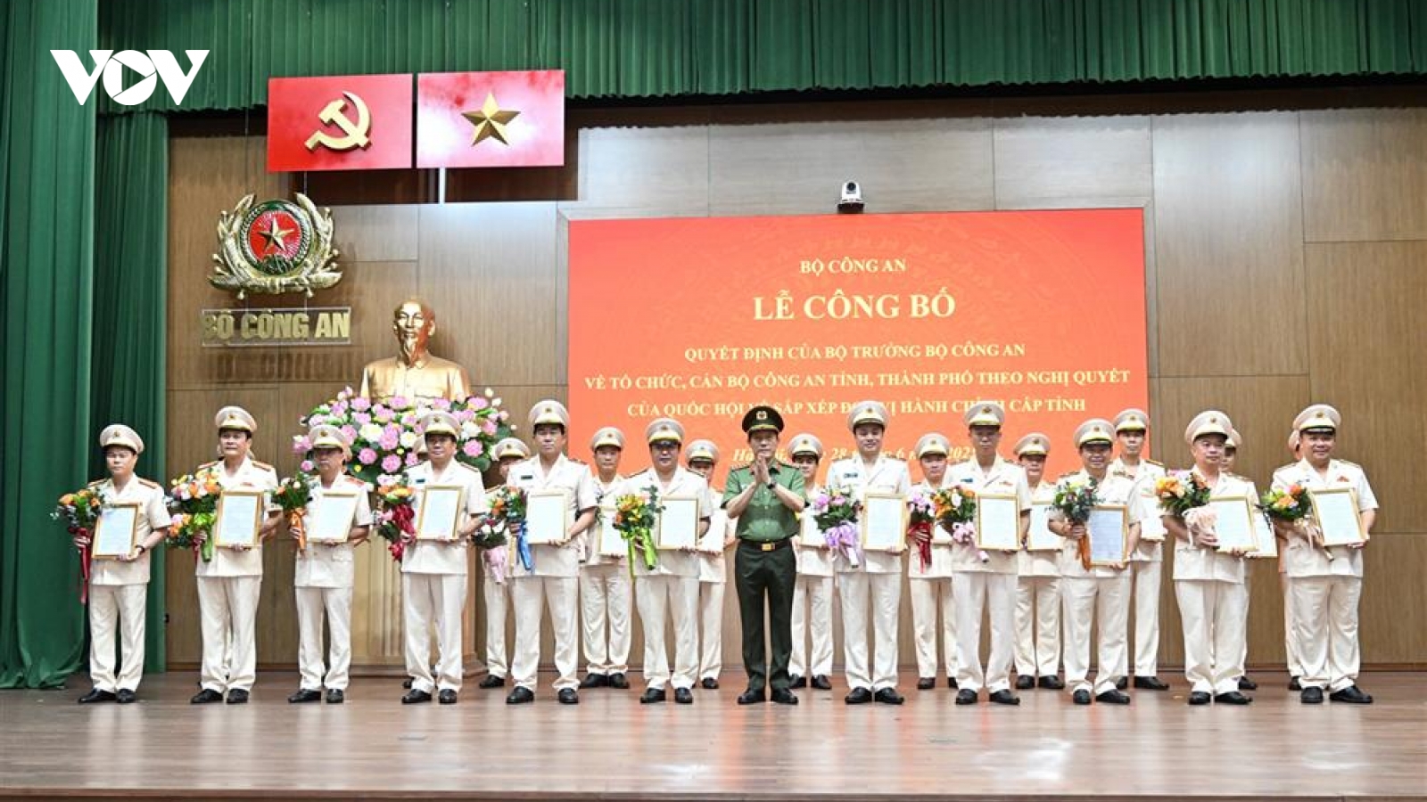 Bộ trưởng Bộ Công an trao quyết định cho 34 giám đốc công an các tỉnh thành