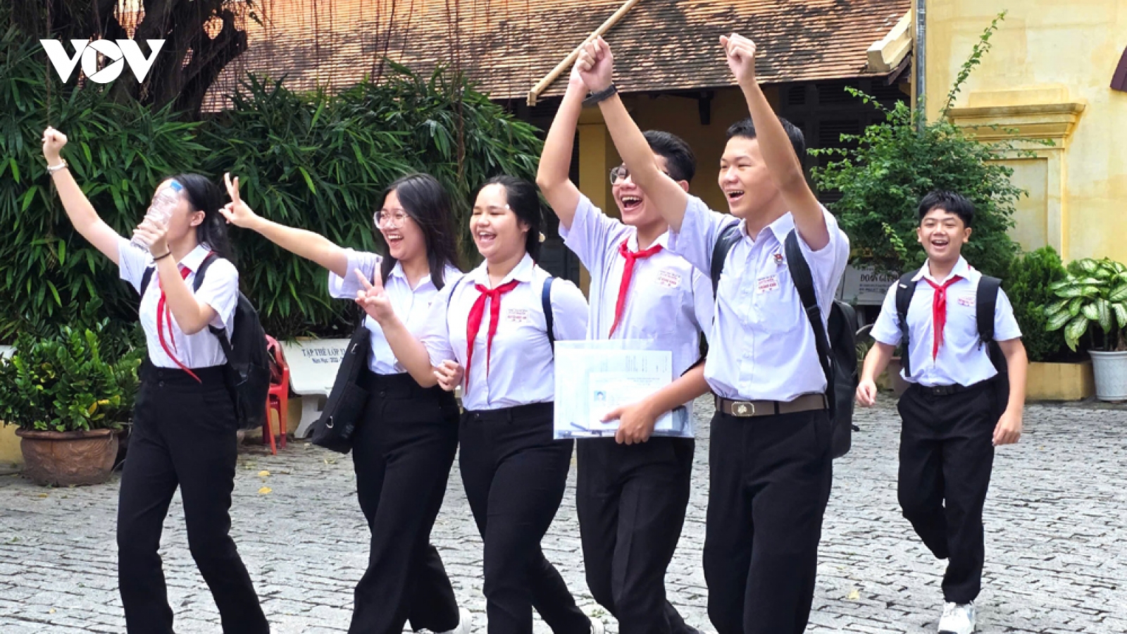 Thí sinh dự thi vào lớp 10 ở Cần Thơ vui mừng vì đề Toán “dễ thở”