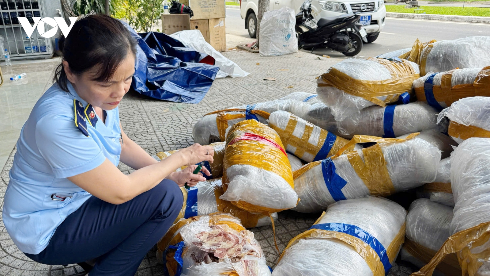 Đà Nẵng tạm giữ 700 kg mực khô có dấu hiệu hư hỏng, bốc mùi