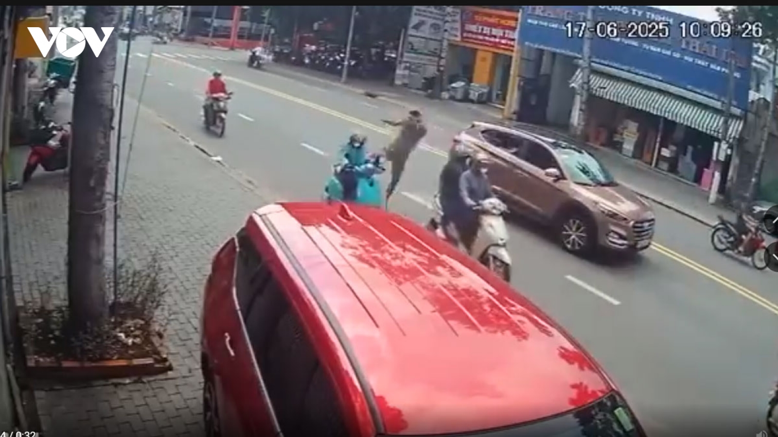 Người đàn ông dừng gấp ô tô, đạp một phụ nữ đang điều khiển xe máy