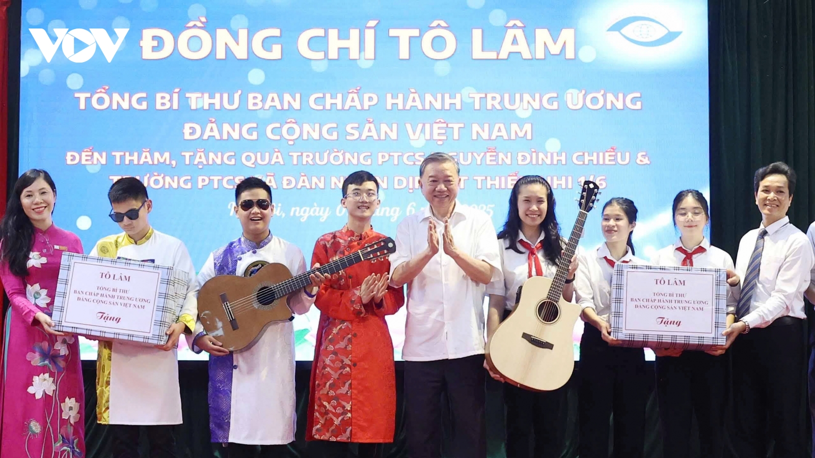 Tổng Bí thư Tô Lâm thăm và tặng quà trường Nguyễn Đình Chiểu và Xã Đàn
