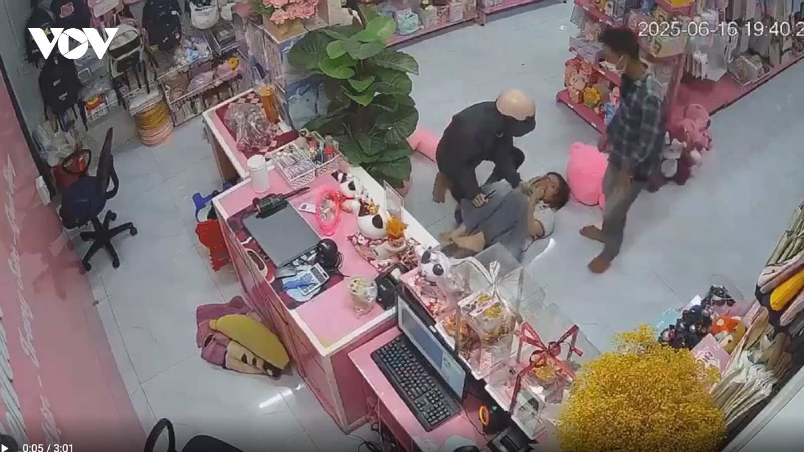 Bắt giữ 2 thanh niên dùng dao khống chế, cướp ở cửa hàng quà tặng ở Bình Phước