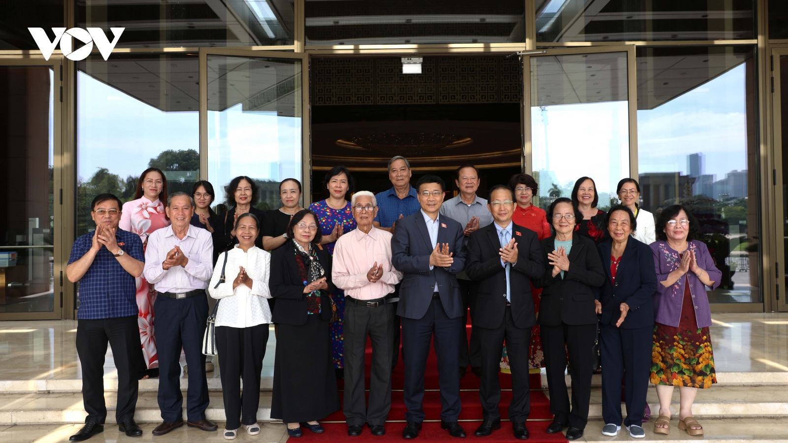 Phó Chủ tịch Quốc hội Vũ Hồng Thanh gặp mặt ĐBQH tỉnh Bến Tre các khóa