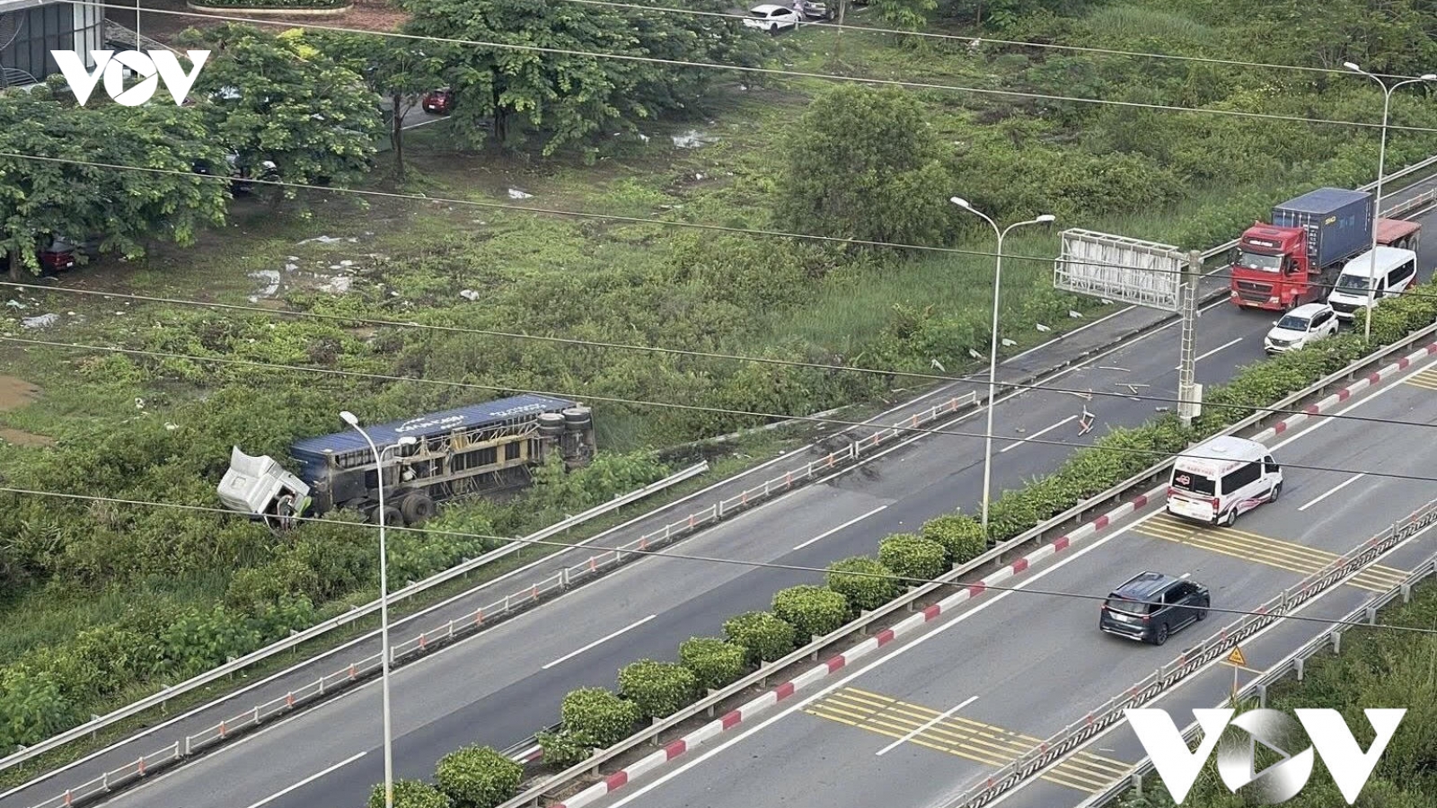 Xe đầu kéo lật nhào trên cao tốc TP.HCM - Long Thành - Dầu Giây