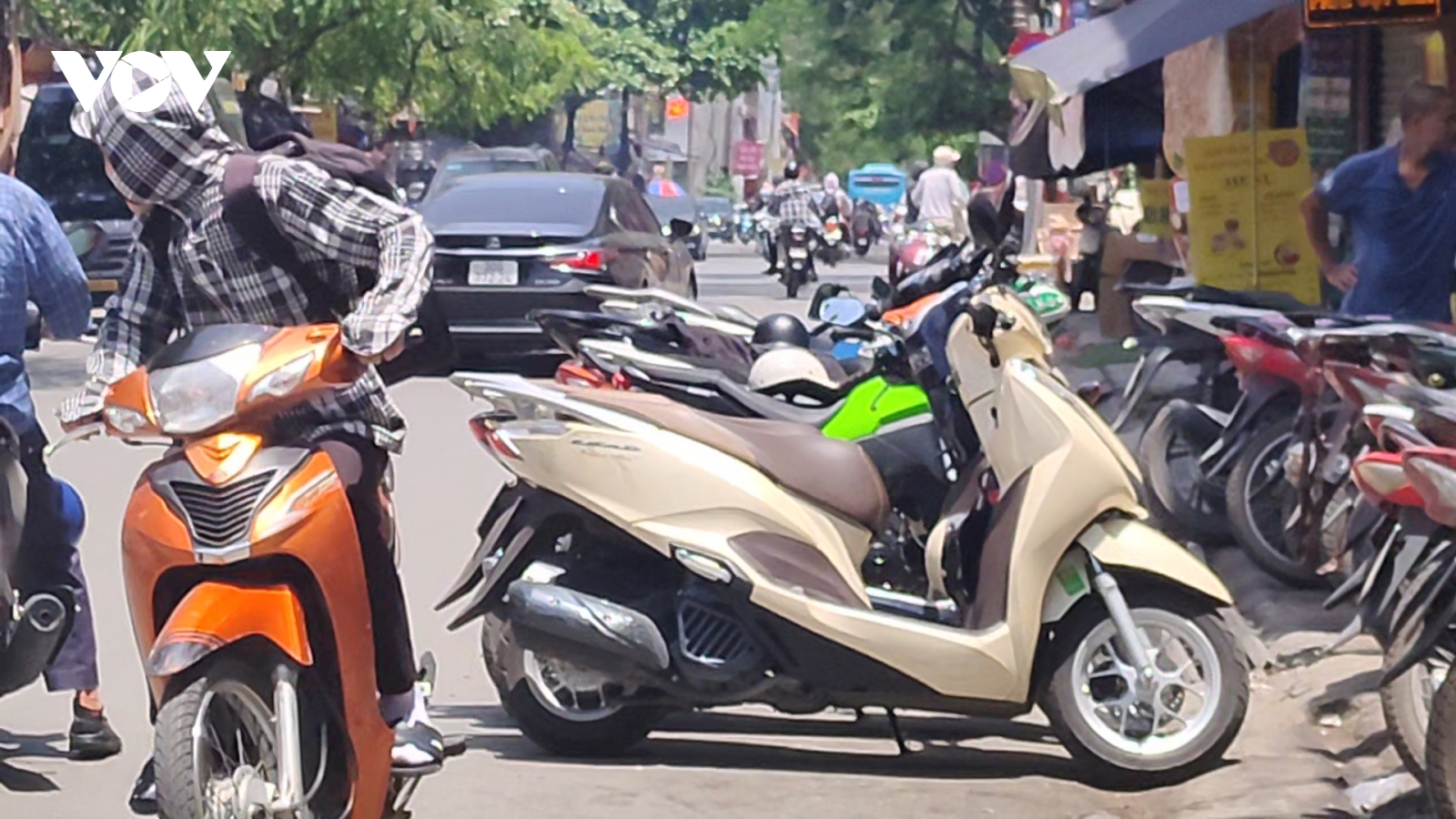 Xe để tràn lòng đường trước quán ăn ở đường Thái Thịnh, cơ quan chức năng "ngó lơ"?