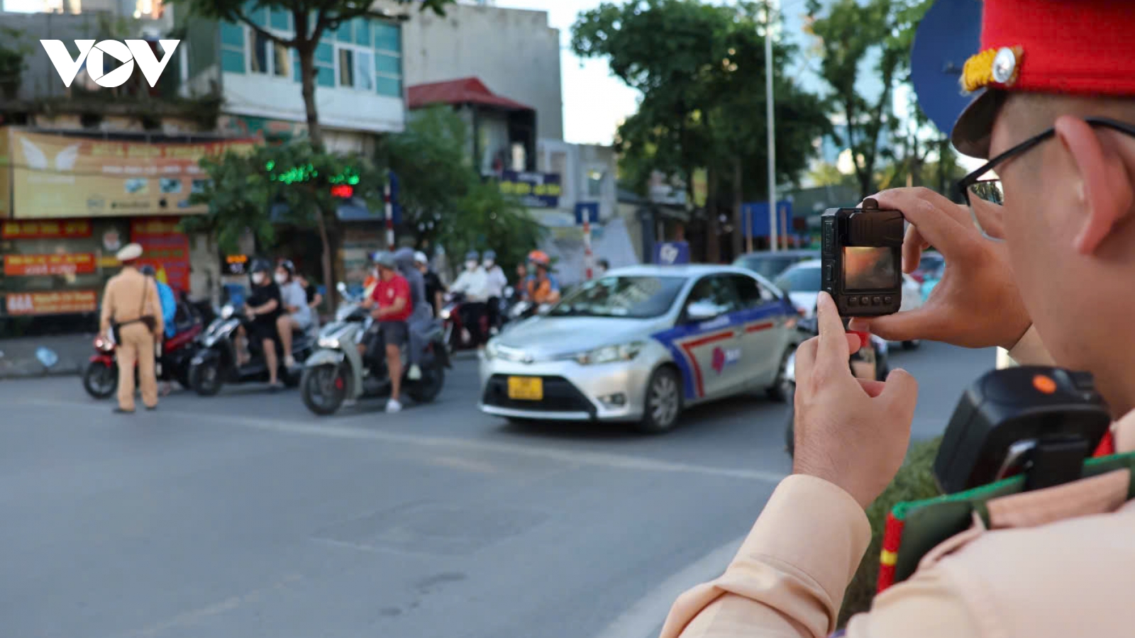 CSGT Hà Nội ghi hình, đồng loạt xử lý mạnh vi phạm giao thông