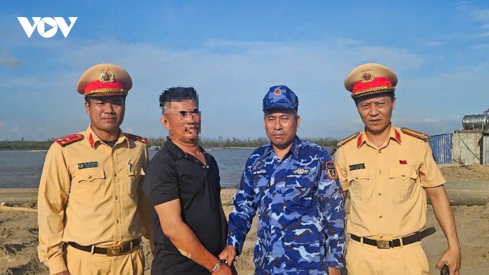 Chỉ trong một ngày vừa cứu người nhảy cầu, vừa bắt giữ đối tượng tàng trữ heroin