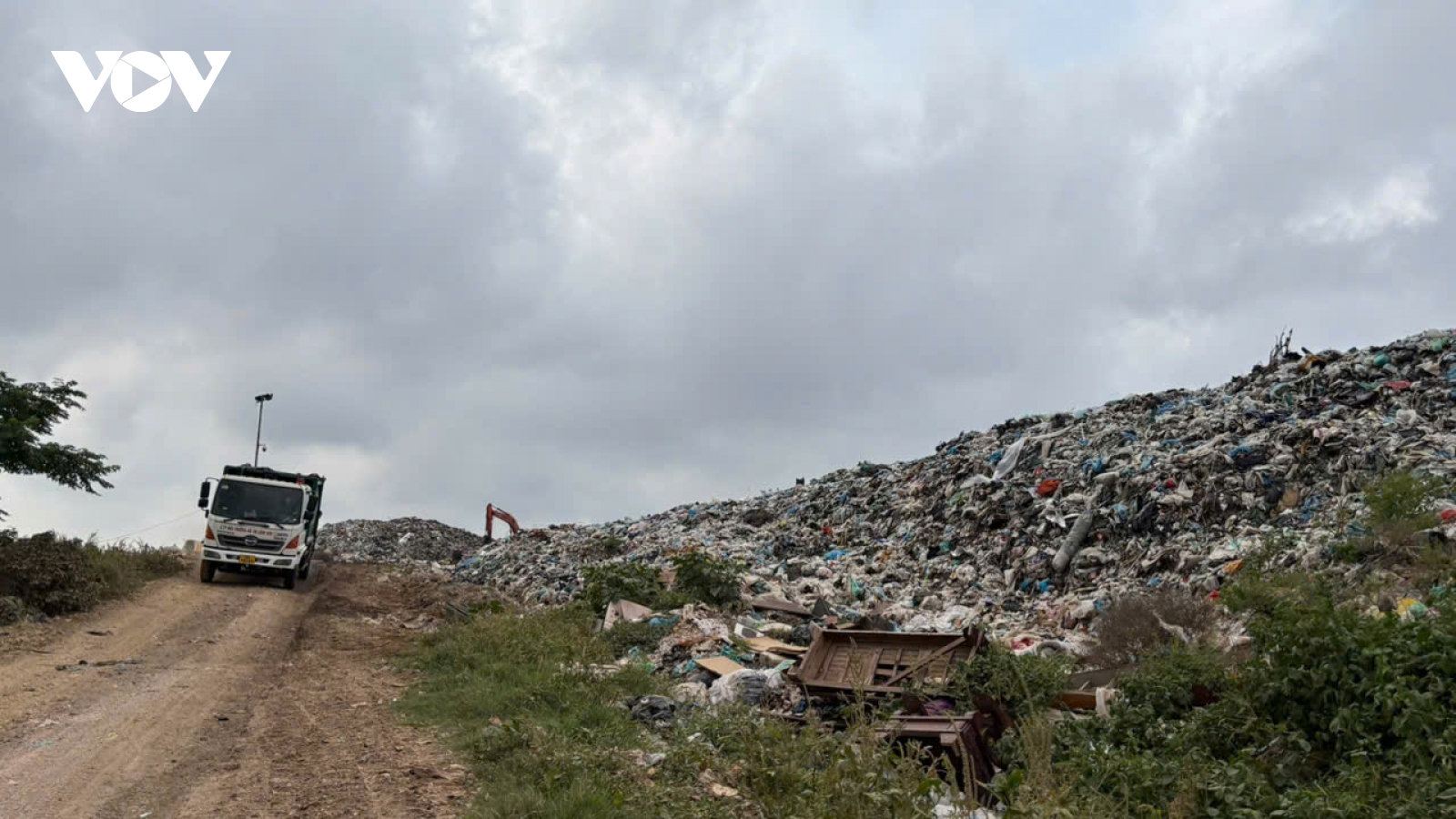 Dân Sầm Sơn sống bên núi rác nhưng dự án xử lý rác thải nằm im nhiều năm