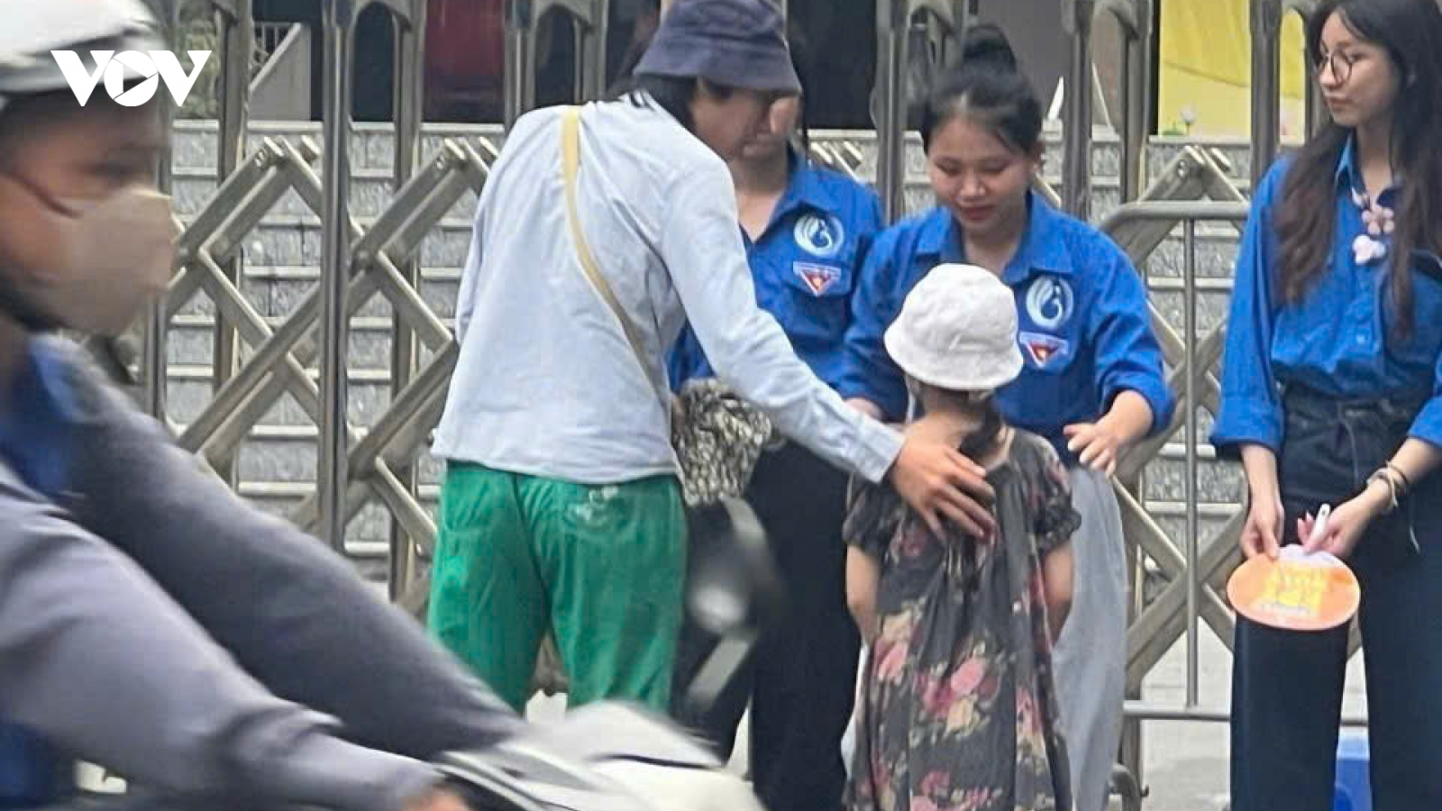 Anh trai đưa em gái nhỏ đến điểm thi: Hành trình thi chuyên lay động lòng người