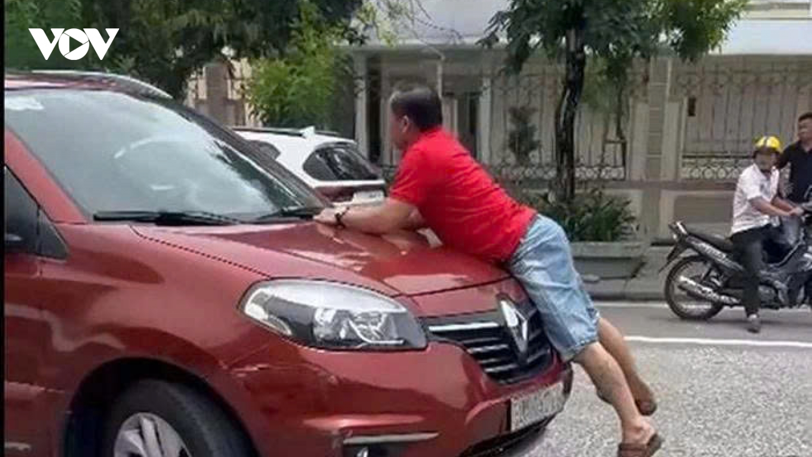 Bản tin tổng hợp: Người đàn ông bám nắp capo ô tô khi xe đang chạy