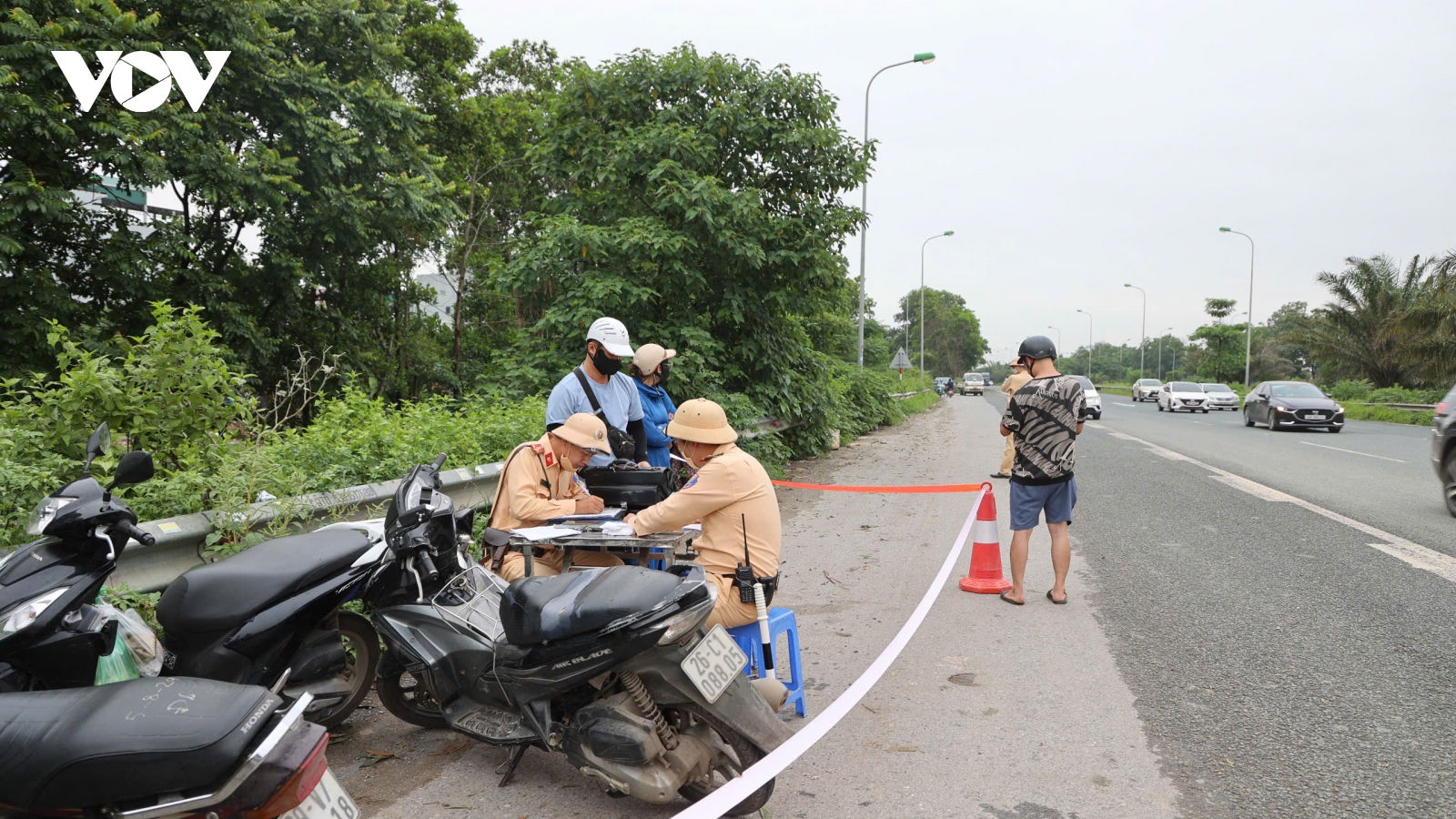 ​Lái xe máy vào cao tốc Đại lộ Thăng Long rồi quay đầu vì thấy cảnh sát