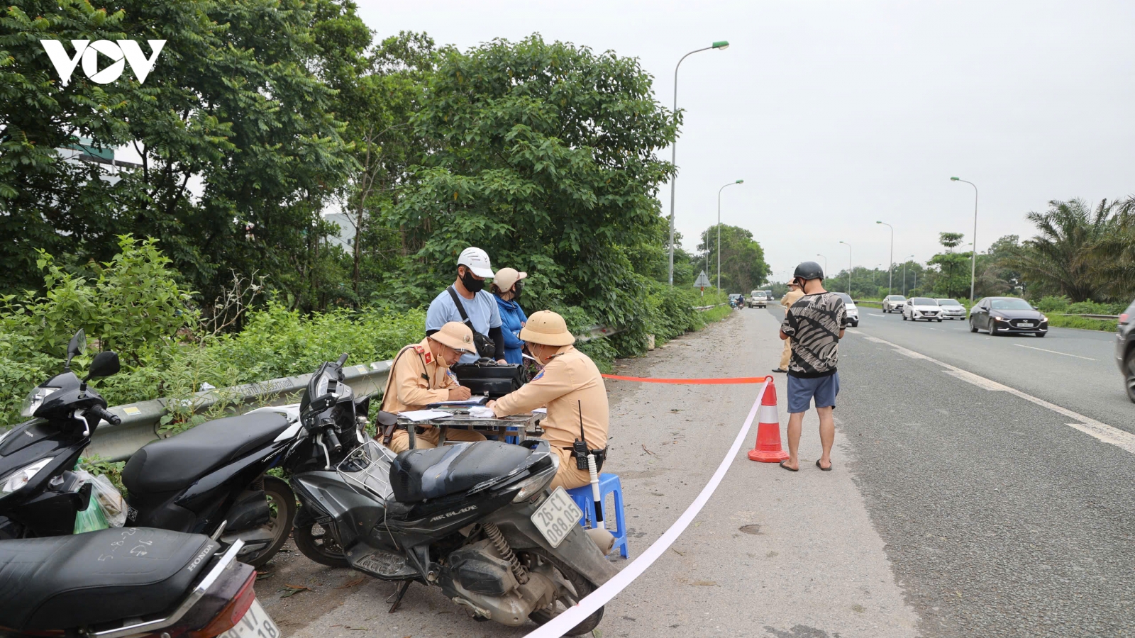 ​Lái xe máy vào cao tốc Đại lộ Thăng Long rồi quay đầu vì thấy cảnh sát
