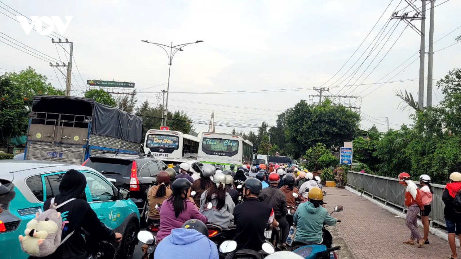 Kẹt xe triền miên tại chân cầu Rạch Miễu, Tiền Giang
