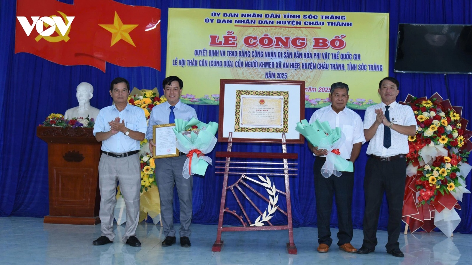Trao bằng công nhận di sản văn hoá phi vật thể quốc gia lễ hội Thắk Côn đồng bào Khmer