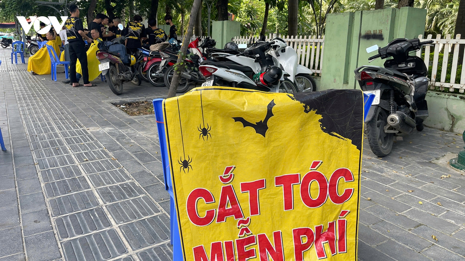 Cắt tóc miễn phí: Chia sẻ khó khăn với nhiều học sinh, sinh viên và lao động nghèo