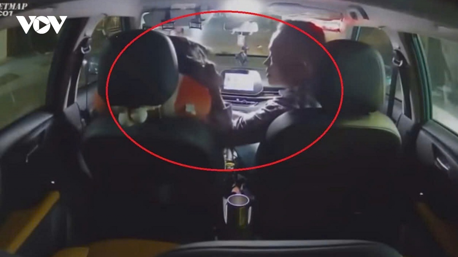 Tài xế taxi bị hành khách hành hung, liên tục đấm vào đầu và mặt