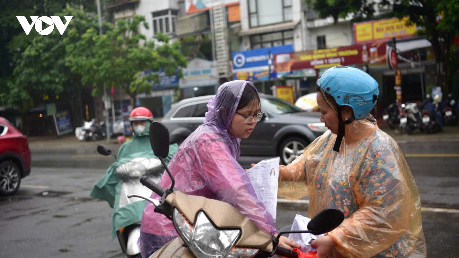 Buổi thi cuối, thí sinh chương trình cũ đội mưa đến điểm thi môn Tiếng Anh