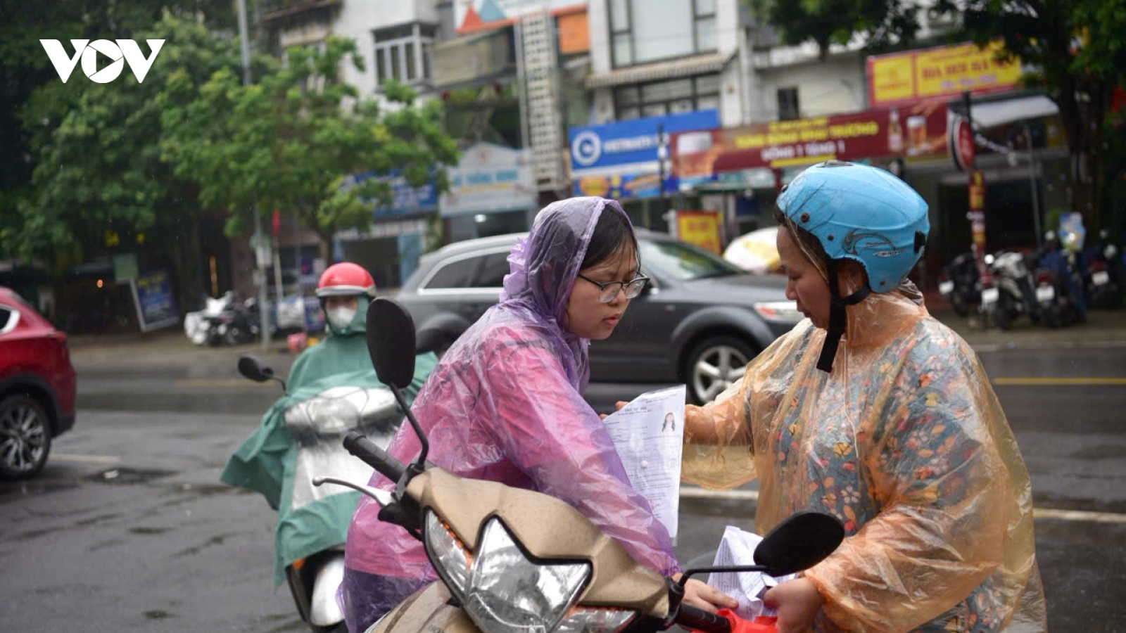 Buổi thi cuối, thí sinh chương trình cũ đội mưa đến điểm thi môn Tiếng Anh