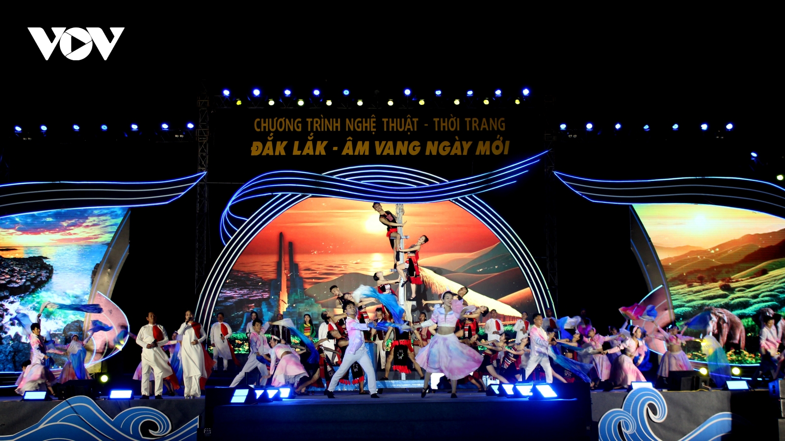 Ấn tượng bản hòa ca rừng và biển tại chương trình “Đắk Lắk - Âm vang ngày mới”