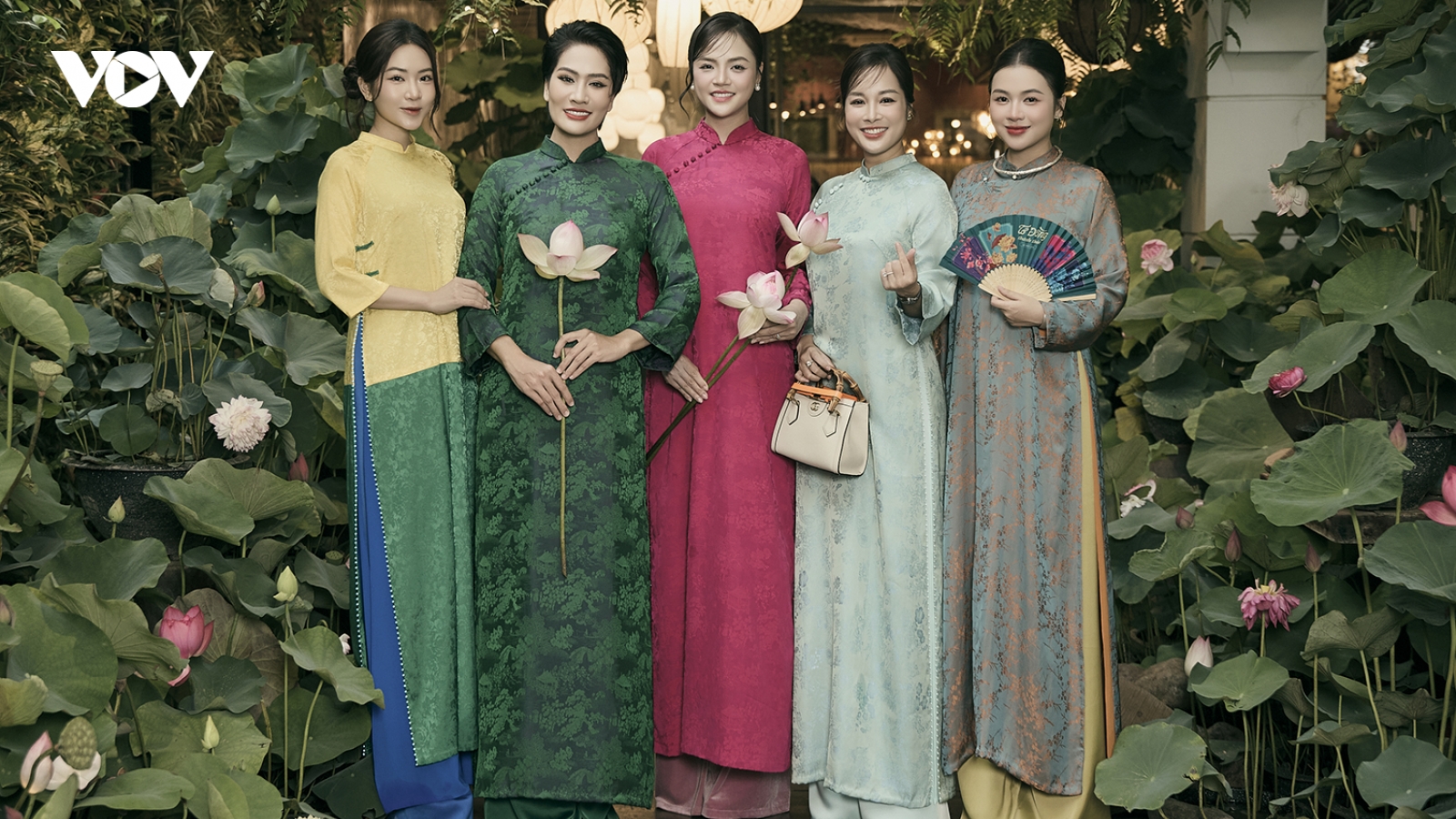 Thu Quỳnh – Thanh Hương nền nã trong áo dài lụa gấm