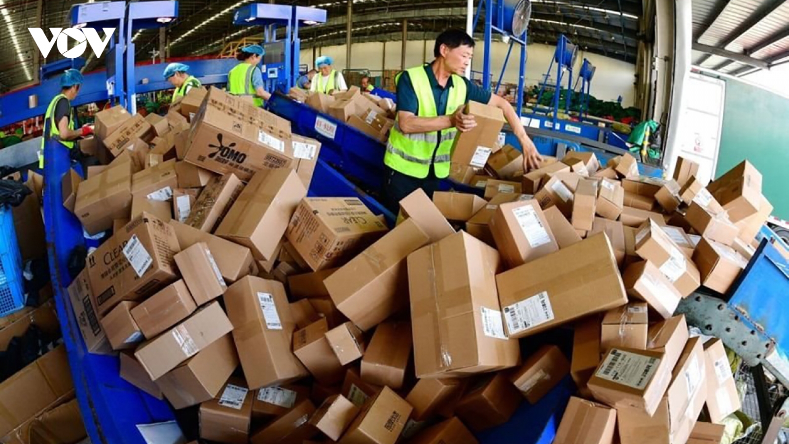 Hàng nhập khẩu trị giá dưới 1 triệu đồng bị thu thuế VAT tự động từ 1/8
