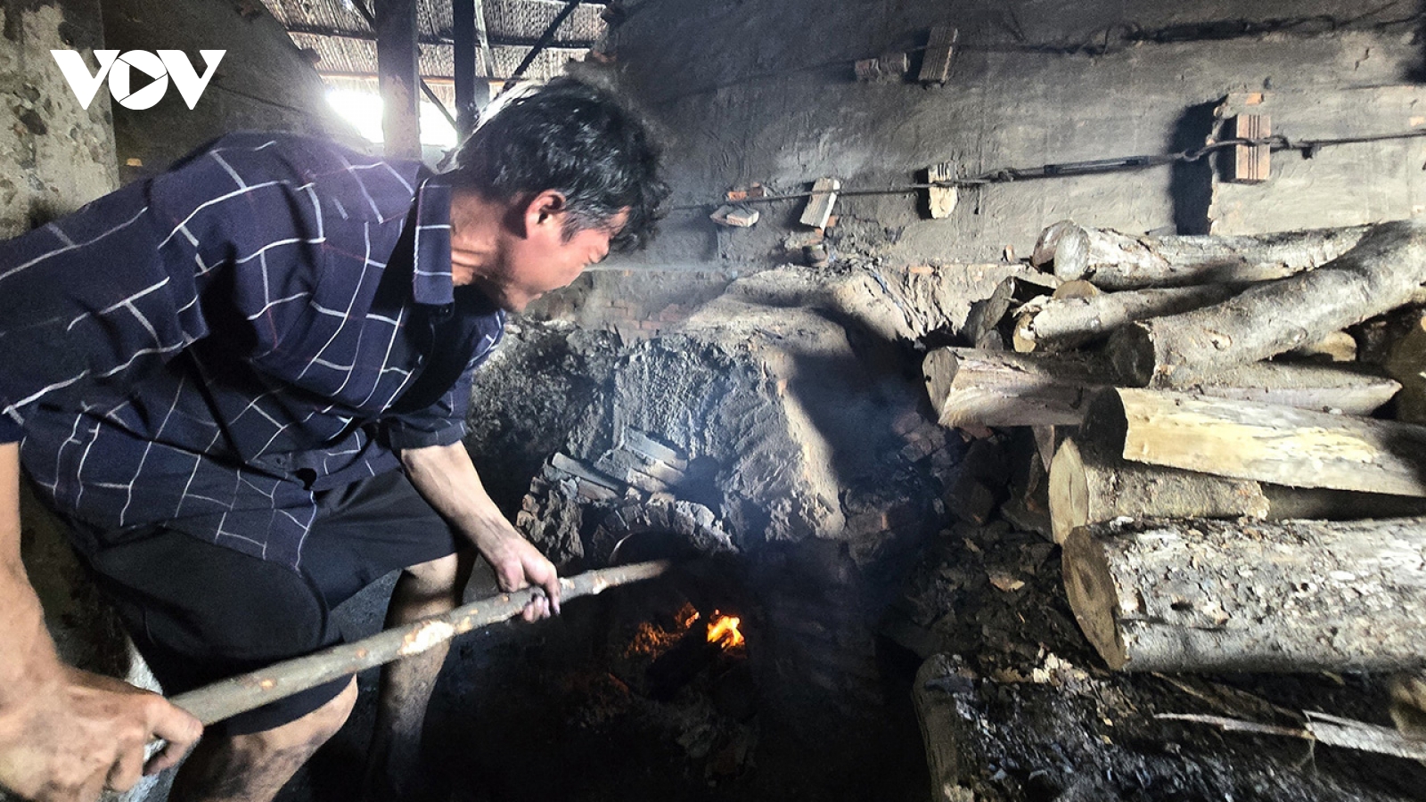 Nghề hầm than ven sông Cửa Lớn