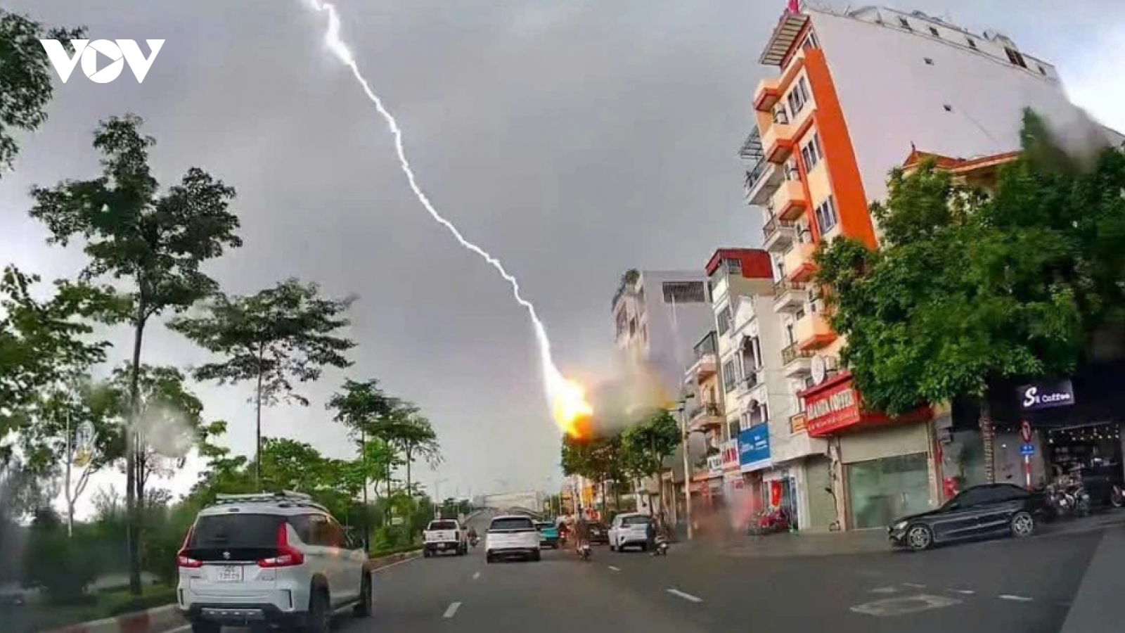 Hãy làm ngay điều này để cứu các thiết bị điện tử khi giông sét