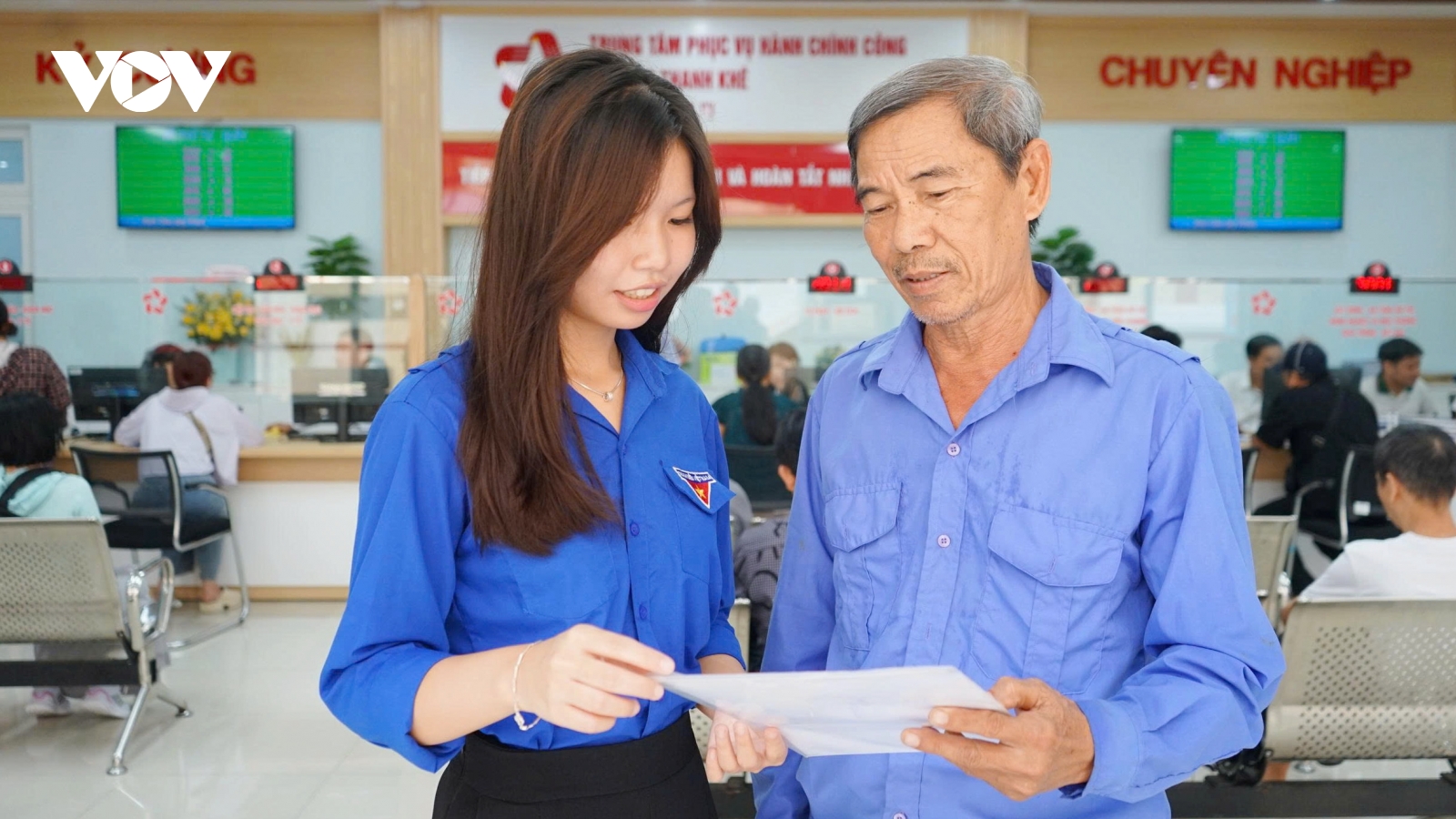 Tuổi trẻ hỗ trợ người dân thực hiện dịch vụ hành chính công