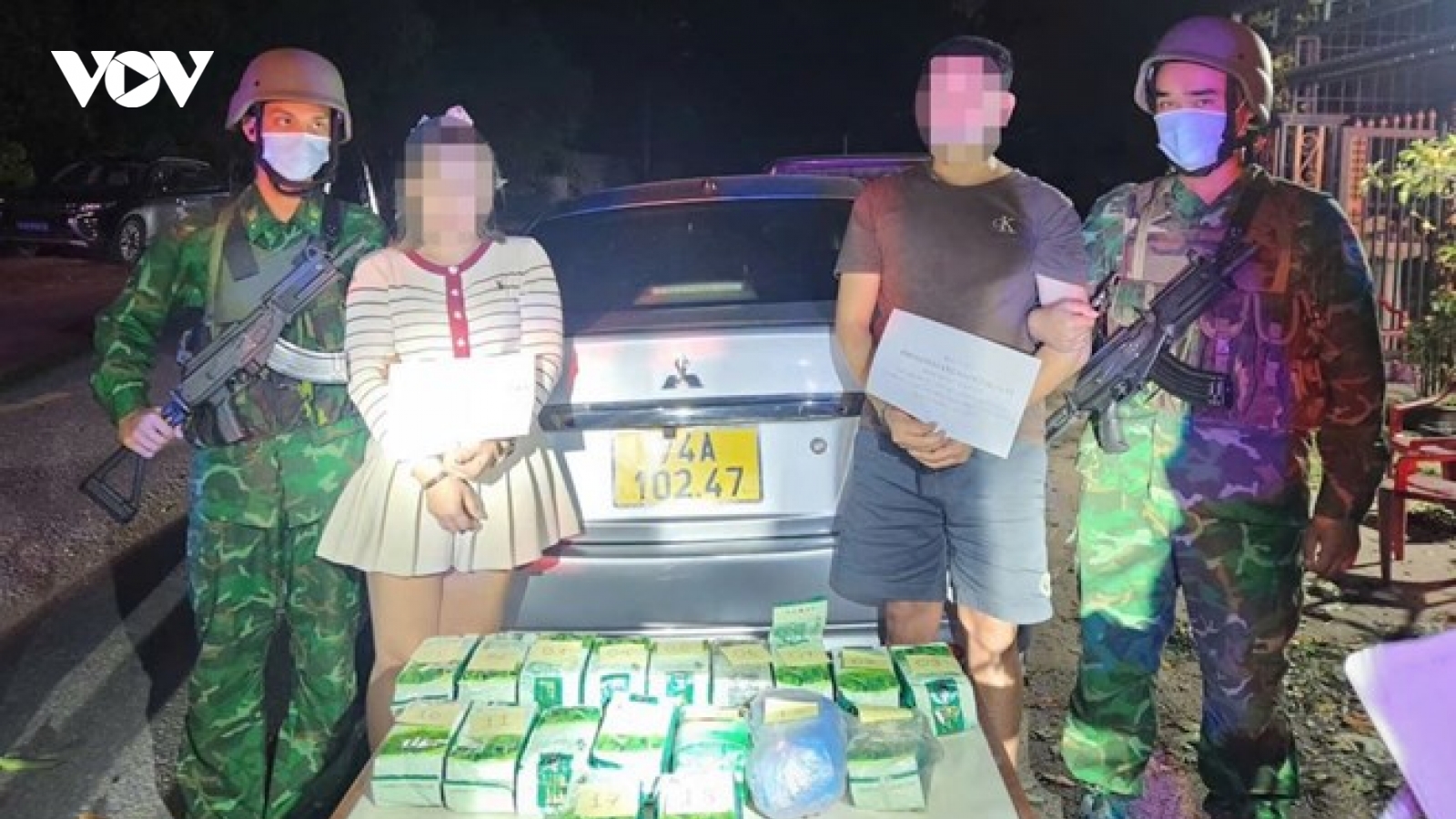 Bắt đôi nam nữ người Lào vận chuyển 17kg ma túy đá qua biên giới